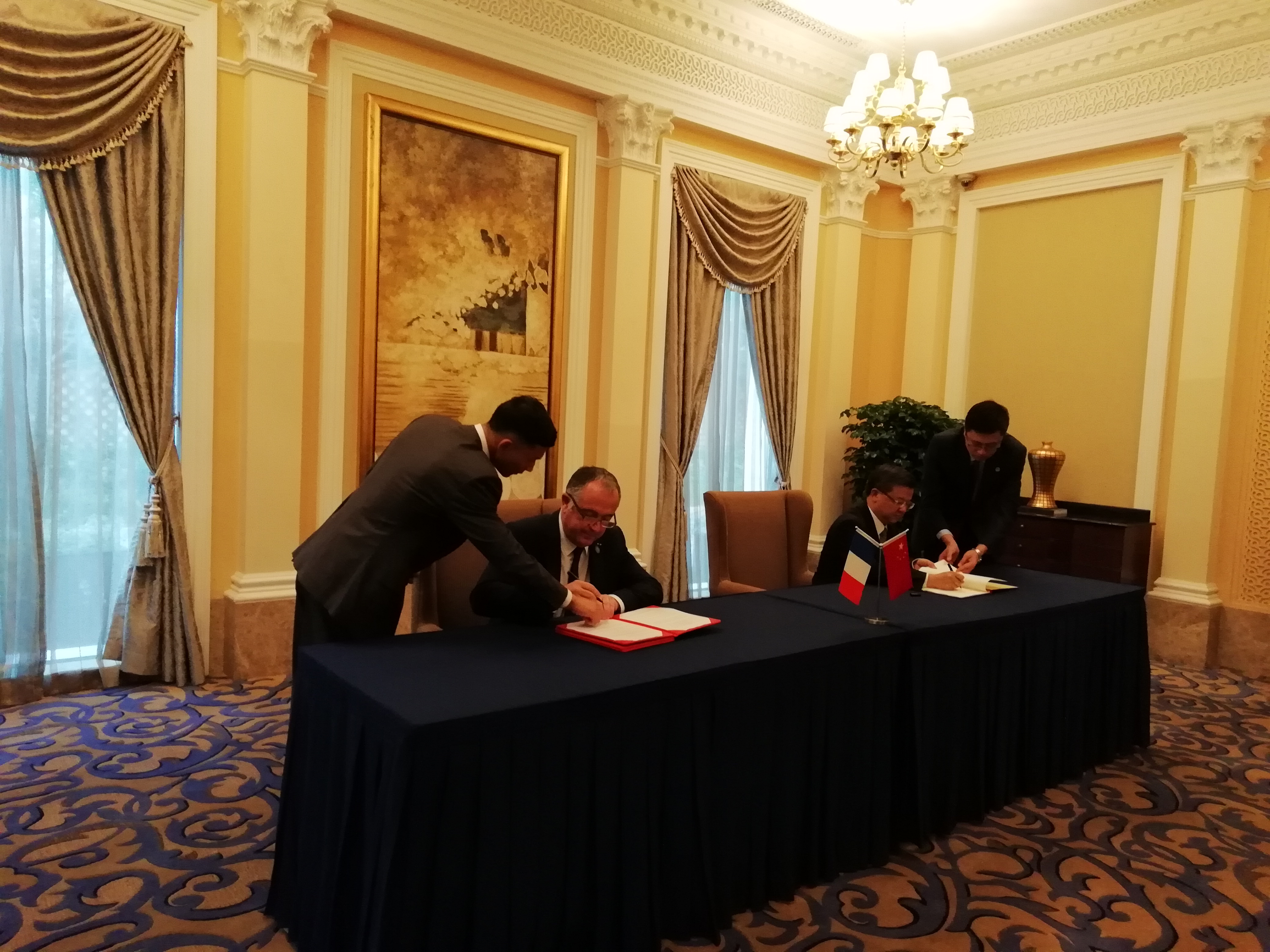 Le Ministre Française de l'Agriculture Didier Guillaume et le Ministre chinois des Douanes en train de signer l'accord sur l'exportation de matériel génétique porcin en Chine