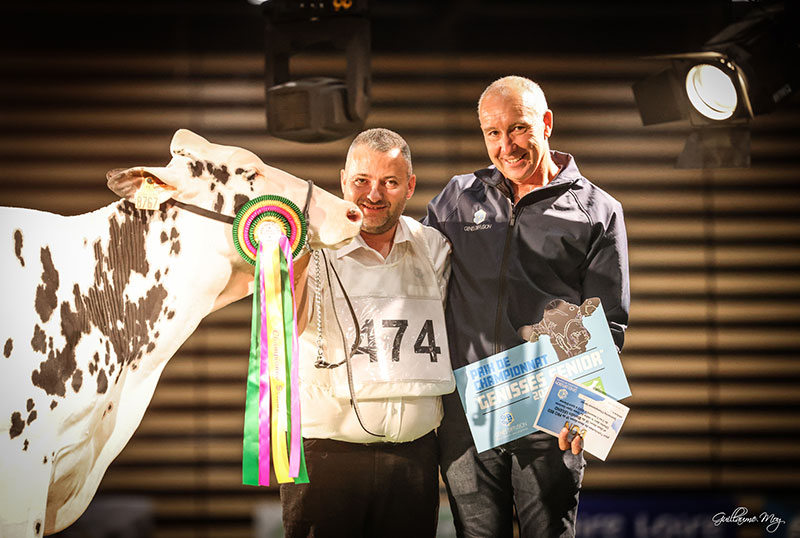 Shanel du GAEC Dupuy (15) a obtenu le titre de Championne Génisse Sénior en race Holstein, un titre remis par David Couhard, relais génétique holstein